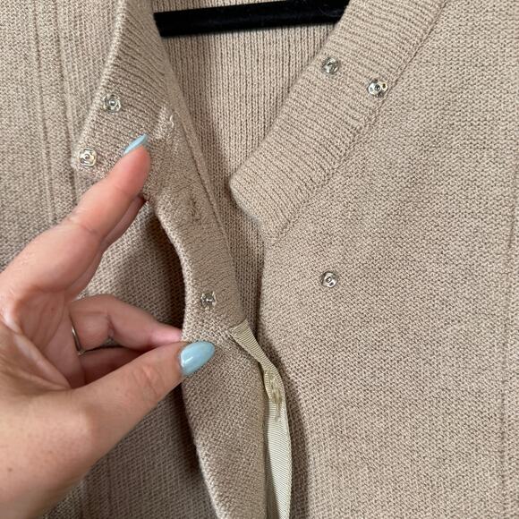 90s Vintage | Beige Wool Long line Cardigan Sweater Unique Gold Buttons | Small - Picture 9 of 9